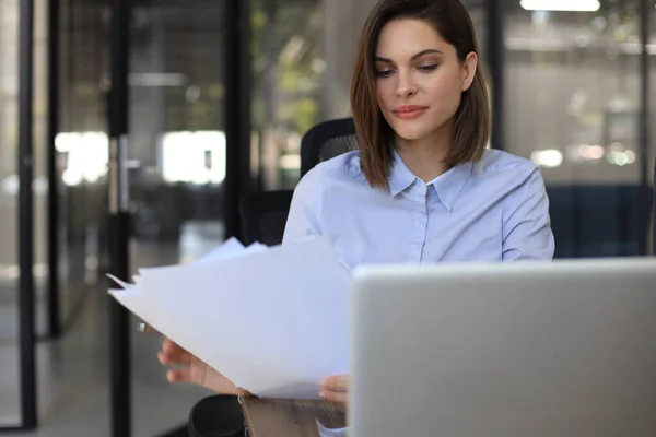 Atractiva Mujer Negocios Alegre Comprobar Los Documentos Papel Oficina Trabajando — Foto de Stock