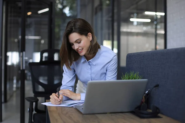 Una Bella Mujer Sonriente Sienta Mesa Feliz Empresario Escribe Notas — Foto de Stock