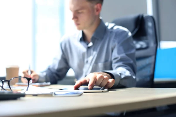 Hombre Negocios Moderno Analizando Datos Mientras Trabaja Oficina — Foto de Stock