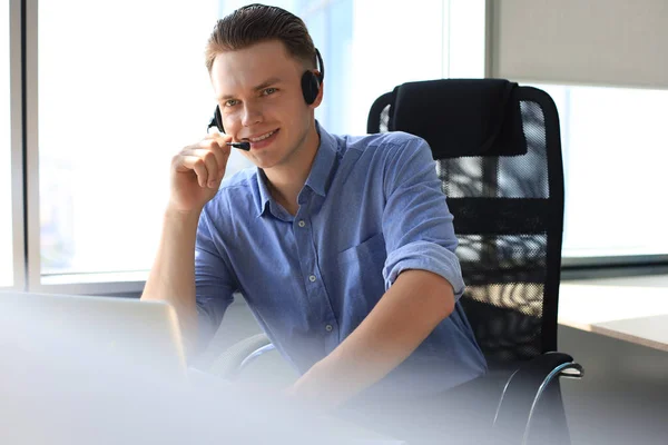 Zakenman Spreken Praten Video Gesprek Met Collega Online Briefing Tijdens — Stockfoto