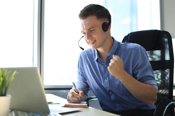 Alegre Operador Masculino Teléfono Soporte Joven Auriculares Lugar Trabajo Mientras — Foto de Stock