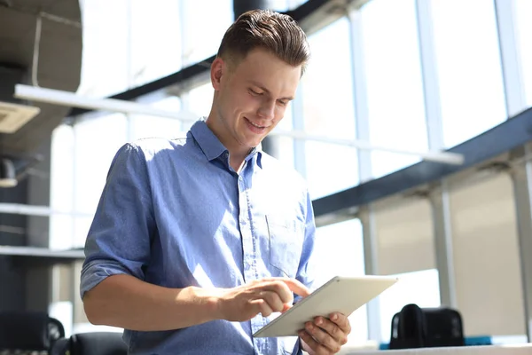 Jeune Homme Affaires Utilisant Tablette Dans Bureau — Photo