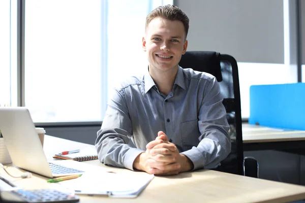 Porträtt Ung Man Som Sitter Vid Sitt Skrivbord Kontoret — Stockfoto