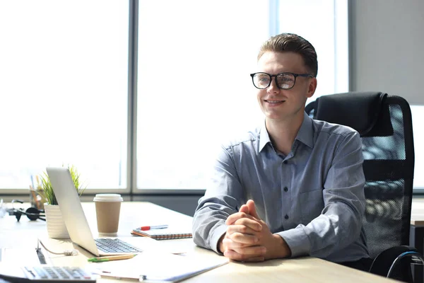 Porträt Eines Jungen Mannes Der Seinem Schreibtisch Büro Sitzt — Stockfoto