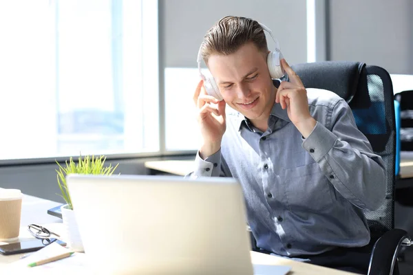 Homme Affaires Beau Sourire Relaxant Écoutant Musique Dans Des Écouteurs — Photo