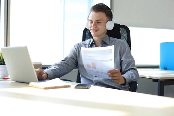 Empresario Hablar Hablar Videollamada Con Colegas Sesión Informativa Línea Durante — Foto de Stock