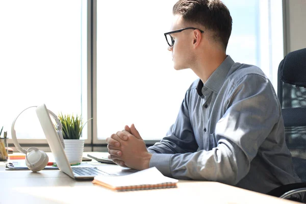 Portrait Jeune Homme Assis Son Bureau Dans Bureau — Photo