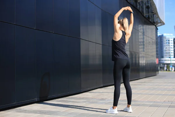 Çekici Genç Spor Kıyafeti Giyen Kadın Dışarıda Egzersiz Yapıyor Egzersiz — Stok fotoğraf