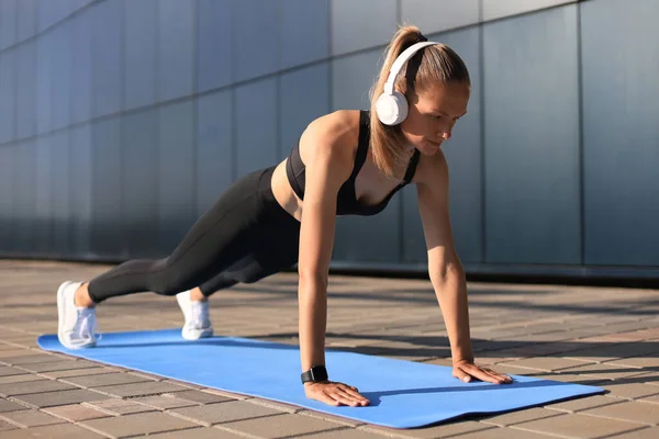 Deporte Chica Haciendo Ejercicio Tablón Aire Libre Cálido Día Verano — Foto de Stock