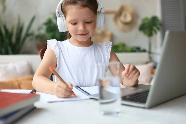 Lachend Klein Meisje Hoofdtelefoon Handschrift Studie Online Met Behulp Van — Stockfoto