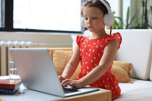 Afstandsonderwijs Vrolijk Klein Meisje Met Behulp Van Laptop Computer Studeren — Stockfoto