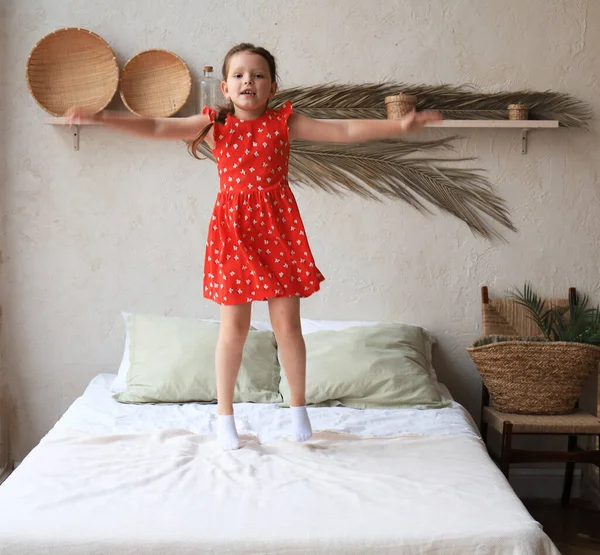 Menina Feliz Pulando Cama Cantando Uma Canção — Fotografia de Stock