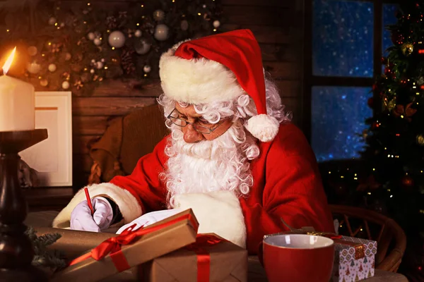 Portret Szczęśliwego Mikołaja Siedzącego Pokoju Obok Choinki Odpowiadającego Świąteczne Listy — Zdjęcie stockowe