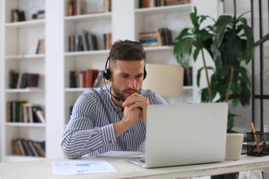 İş adamı video konuşmasında iş arkadaşlarıyla kişisel izolasyon ve karantina sırasında online brifing hakkında konuştu. Grip salgını ve covid-19