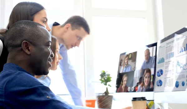 Groep zakenmensen die videovergadering houden met een ander bedrijfsteam in functie, om het financiële verslag van hun bedrijf te bespreken — Stockfoto