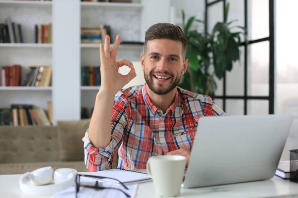 Χαμογελώντας Νεαρός Επιχειρηματίας Που Έχει Βιντεοκλήση Στο Γραφείο Στο Σπίτι — Φωτογραφία Αρχείου