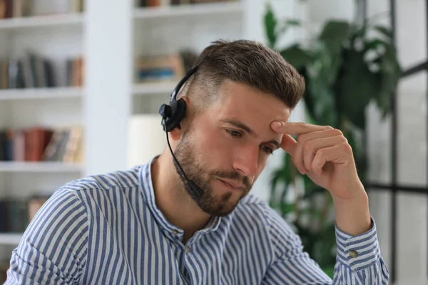 Empresario Hablar Hablar Videollamada Con Colegas Sesión Informativa Línea Durante — Foto de Stock