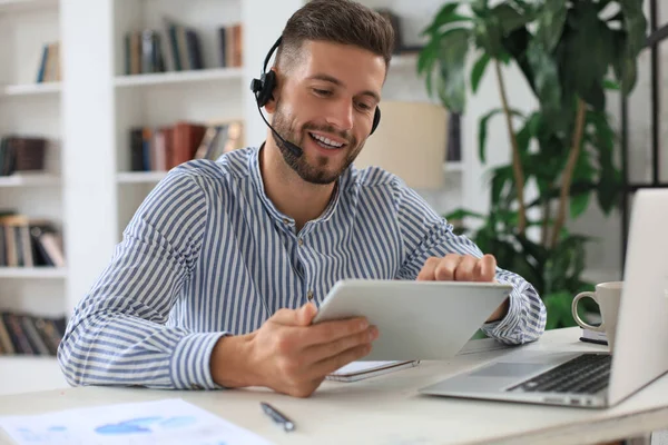 Alegre Joven Soporte Telefónico Operador Masculino Auriculares Lugar Trabajo Mientras — Foto de Stock