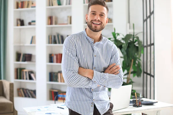 Retrato Hombre Negocios Feliz Con Los Brazos Cruzados Pie Oficina —  Fotos de Stock