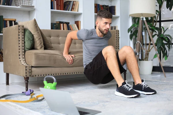 検疫中に家で運動をしているハンサムな男 健康的な生活の概念 — ストック写真