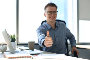 İşadamı ofiste onayını veriyor.