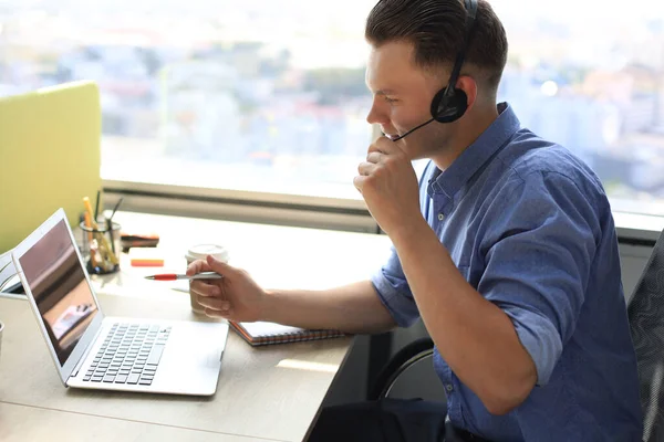 Vrolijke Jonge Support Telefoon Mannelijke Operator Headset Werkplek Tijdens Het — Stockfoto