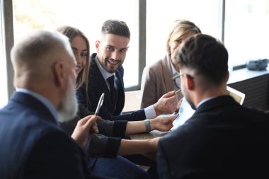 Yatırım planlarını tartışmak için iş adamları beyin fırtınası toplantısı yapıyor.
