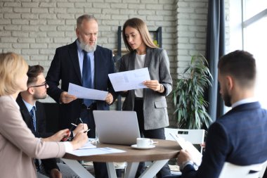 Ofis toplantısındaki pozitif iş çalışanlarının portresi.