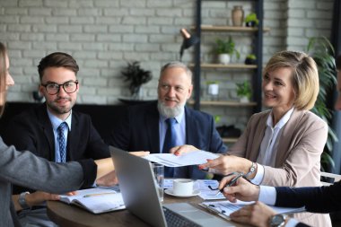 İşletme ekibi laptopun sonuçlarını kontrol etmek için çalışıyor.