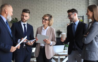 Bir grup iş ortağı ofiste fikir ve planlama işini tartışıyor.