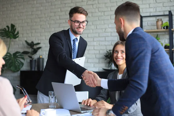 Gente Negocios Dándose Mano Terminando Una Reunión —  Fotos de Stock