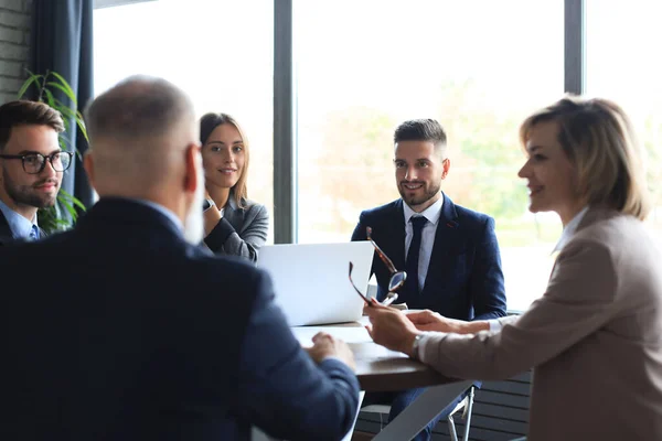 Team Uomini Affari Che Discutono Tavola Ufficio Creativo — Foto Stock