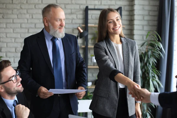 Gente Negocios Dándose Mano Terminando Una Reunión —  Fotos de Stock