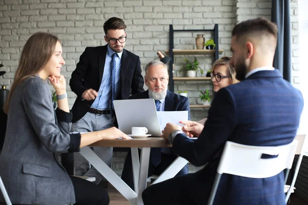 Team Von Geschäftsleuten Diskutiert Tisch Kreativbüro — Stockfoto