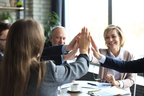 Glückliche Menschen Die Büro Sitzen Und Ihren Kollegen High Five — Stockfoto