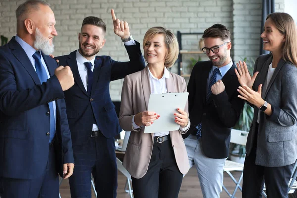 快乐的现代商业人士在就职时举手投足 兴高采烈 — 图库照片
