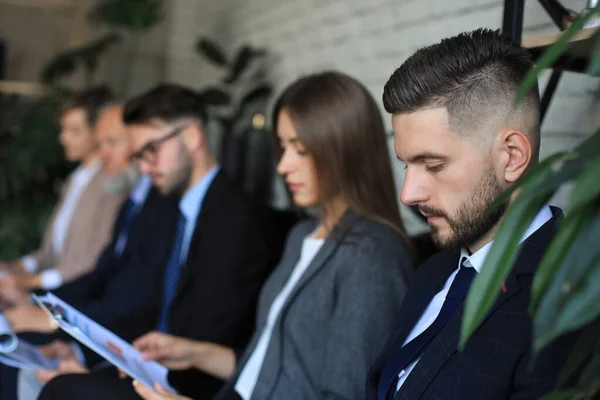 Gente Negocios Moderna Esperando Entrevista Trabajo — Foto de Stock