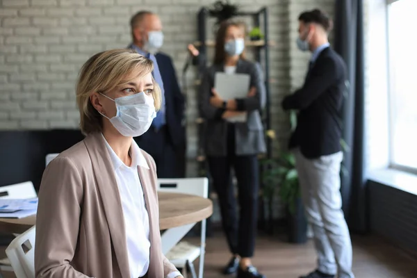 의료진 의료용 마스크를 사업가 실내에 현대밝은 사무실의 사람들 — 스톡 사진