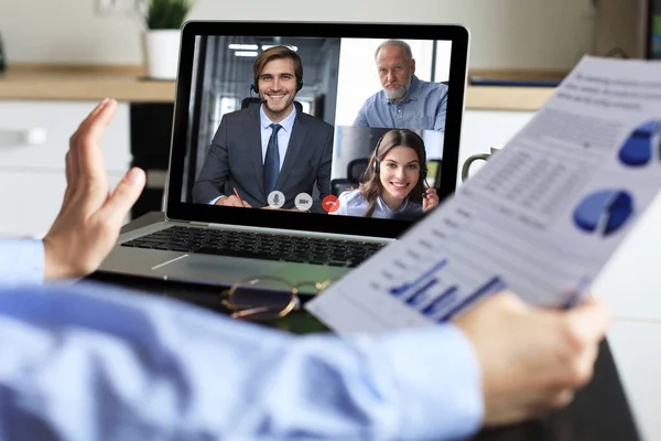 Biznesmenka rozmawia z kolegami na wideokonferencji. Zespół biznesowy pracujący z domu za pomocą laptopa. — Zdjęcie stockowe