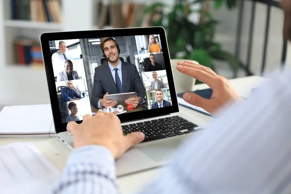 Virtuale parlando con il collega e utilizzando videoconferenza. Team aziendale che lavora da casa utilizzando il computer portatile — Foto Stock