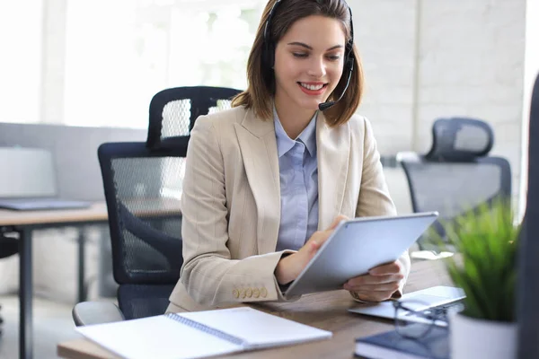 Gerente Feminino Alegre Sentado Mesa Escritório Realizando Tarefas Corporativas Usando — Fotografia de Stock