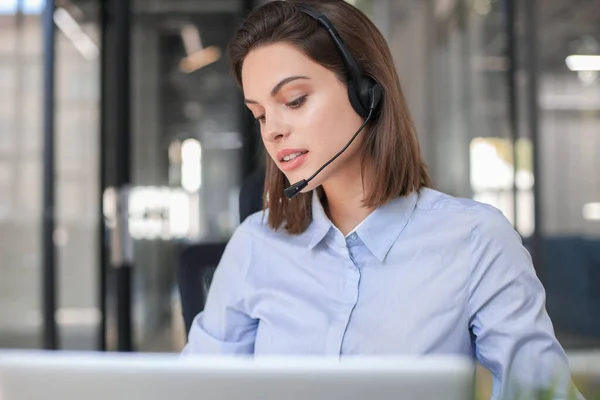 Opérateur Soutien Clientèle Féminin Avec Casque Sourire — Photo