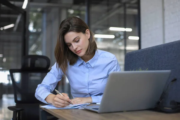 Una Bella Mujer Sonriente Sienta Mesa Feliz Empresario Escribe Notas — Foto de Stock