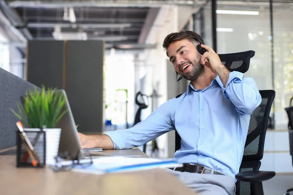 Glimlachende Mannelijke Callcenter Operator Met Hoofdtelefoon Het Moderne Kantoor Online — Stockfoto
