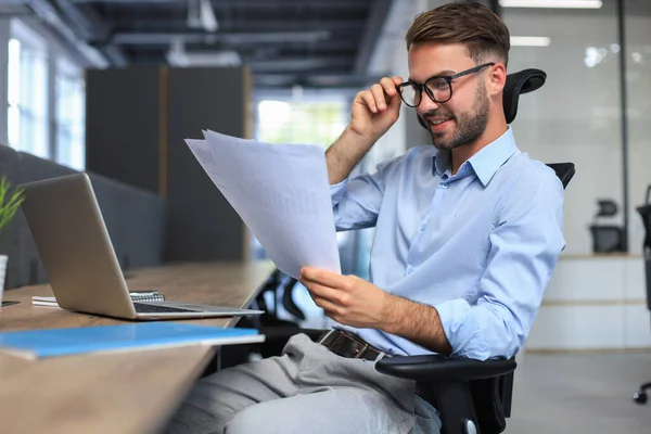 Joven Trabaja Con Papeles Mientras Está Sentado Oficina Empresario Exitoso — Foto de Stock