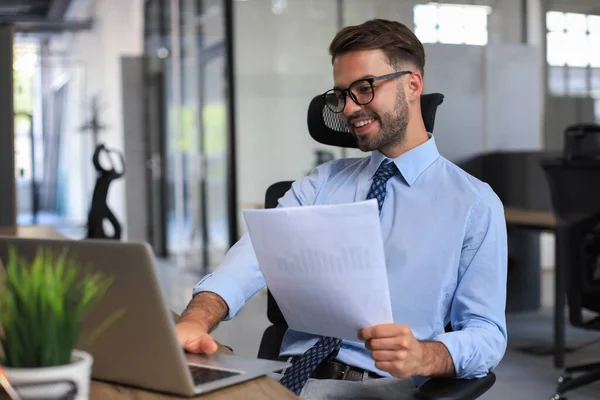 Joven Trabaja Con Papeles Mientras Está Sentado Oficina Empresario Exitoso — Foto de Stock