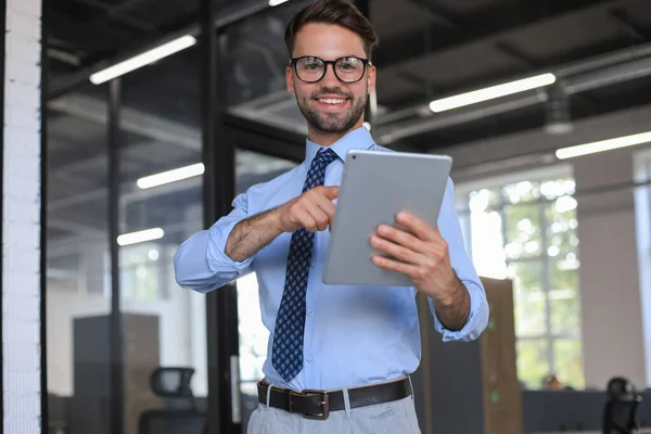 Jongeman Met Zijn Tablet Kantoor — Stockfoto