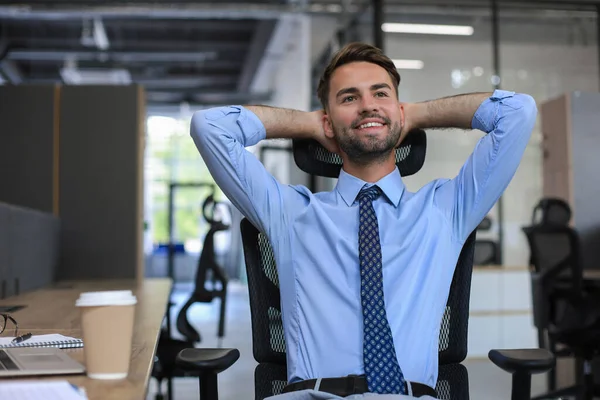 Молодий Сучасний Бізнесмен Тримає Руки Голову Посміхається Сидячи Офісі — стокове фото