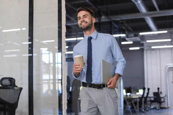 Joven Hombre Negocios Guapo Sonriendo Ambiente Oficina — Foto de Stock