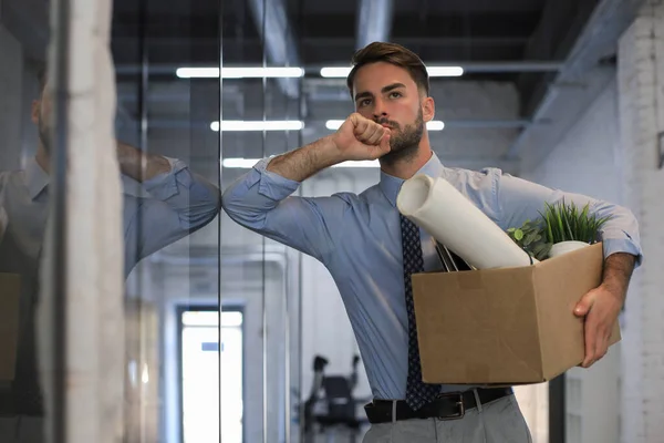 Sorglig Avskedad Arbetare Tar Med Sig Sitt Kontorsmaterial Från Kontoret — Stockfoto